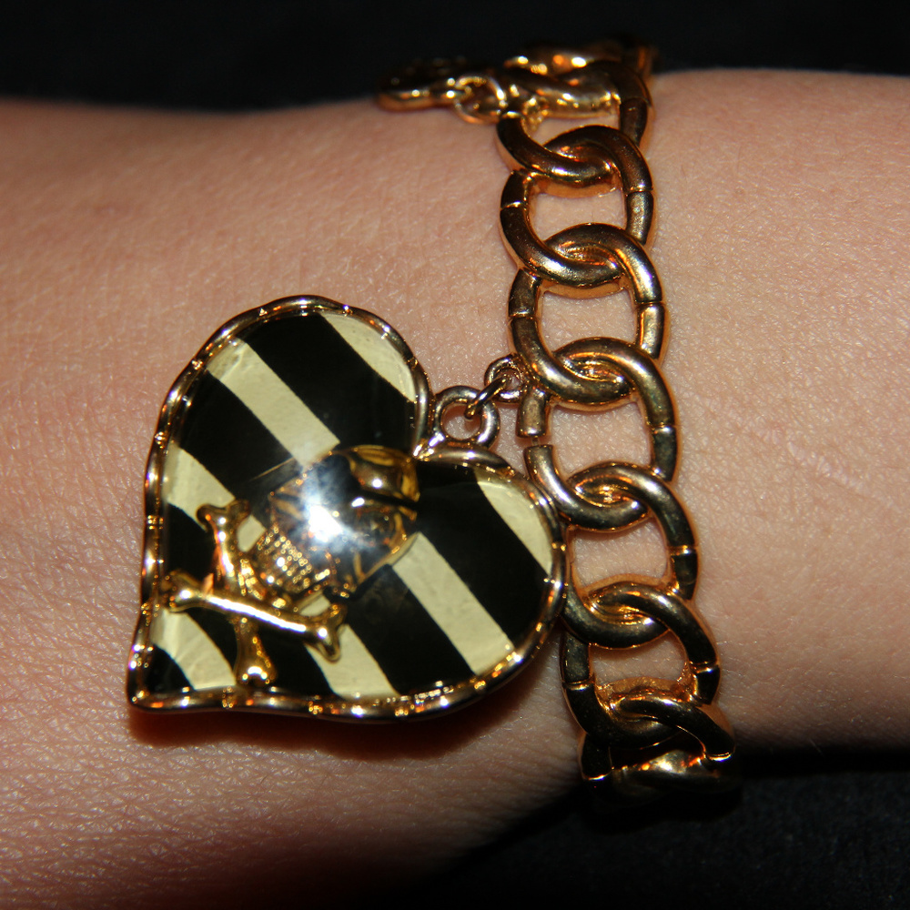 BETSEY JOHNSON SKULL bones PIRATE HEART LUCITE stretch BRACELET vintage doll